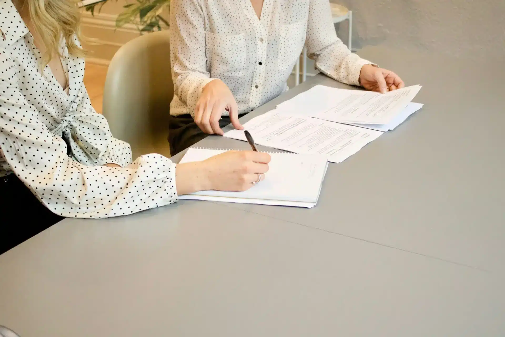 Insolvency Practitioner SEO two ladies signing contracts